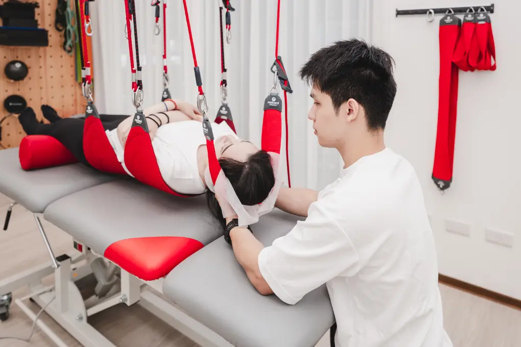 教練指導學員檢查頭頸位置與姿勢排列｜逸力Elixir Movement Studio 台中南屯