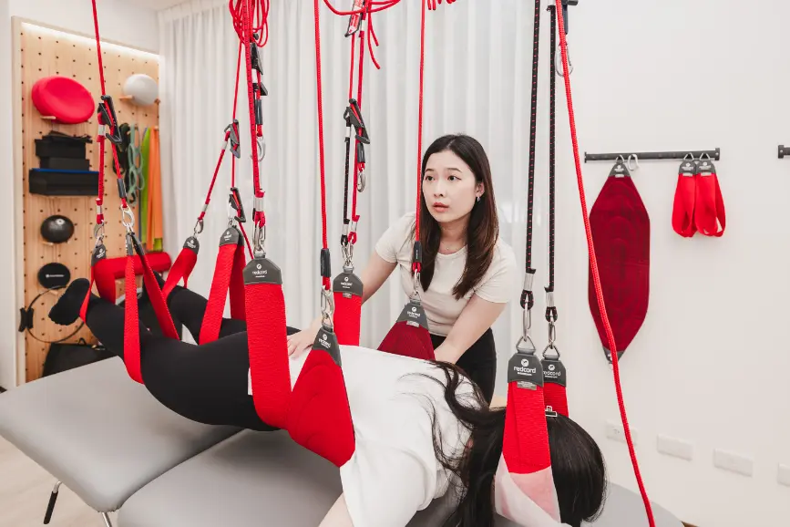 物理治療師 Cathy 帶領 Redcord 紅繩懸吊訓練｜逸力Elixir Movement Studio