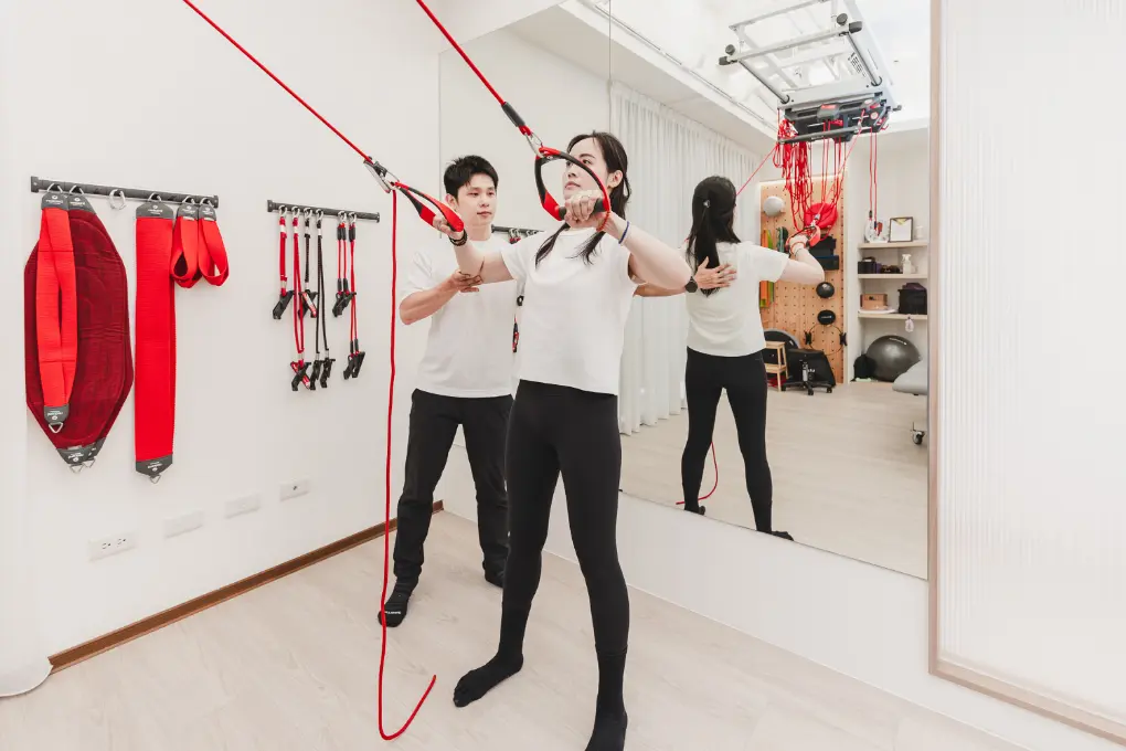 學員以 Redcord 紅繩懸吊訓練正確的肩胛動作|逸力Elixir Movement Studio