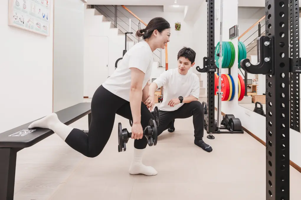 學員進行後腳抬高蹲,訓練單腳下肢肌力與穩定|逸力Elixir Movement Studio