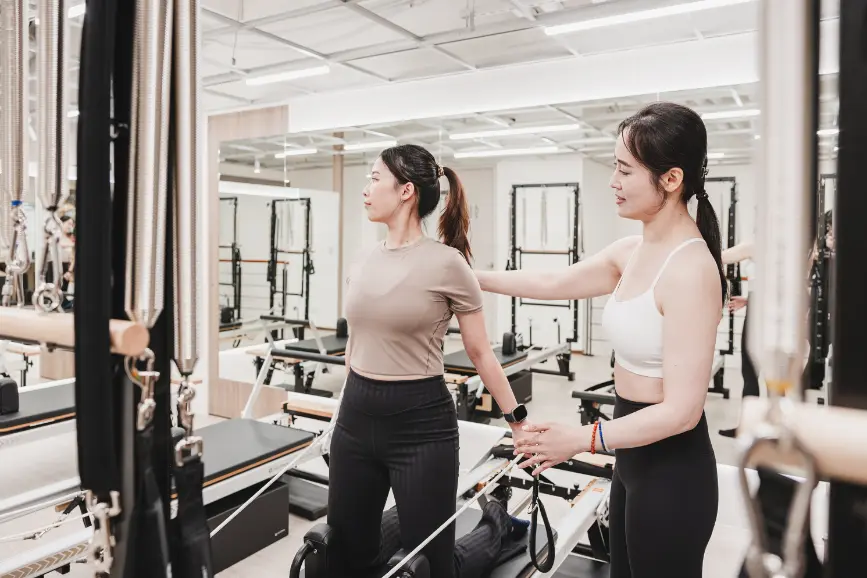 Joanne 教練指導學員進行上背與肩胛穩定訓練｜逸力Elixir Movement Studio