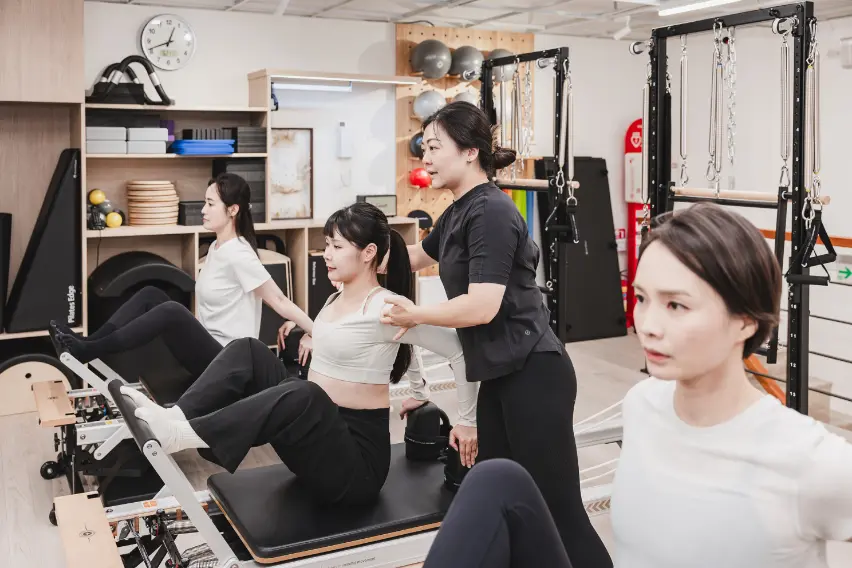 Charlotte 教練帶領塑身機團體課學員訓練|逸力Elixir Movement Studio